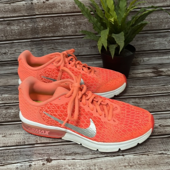 Nike Women's Bright Coral Athletic Shoes size Youth 5 Women’s 7 - Picture 2 of 9